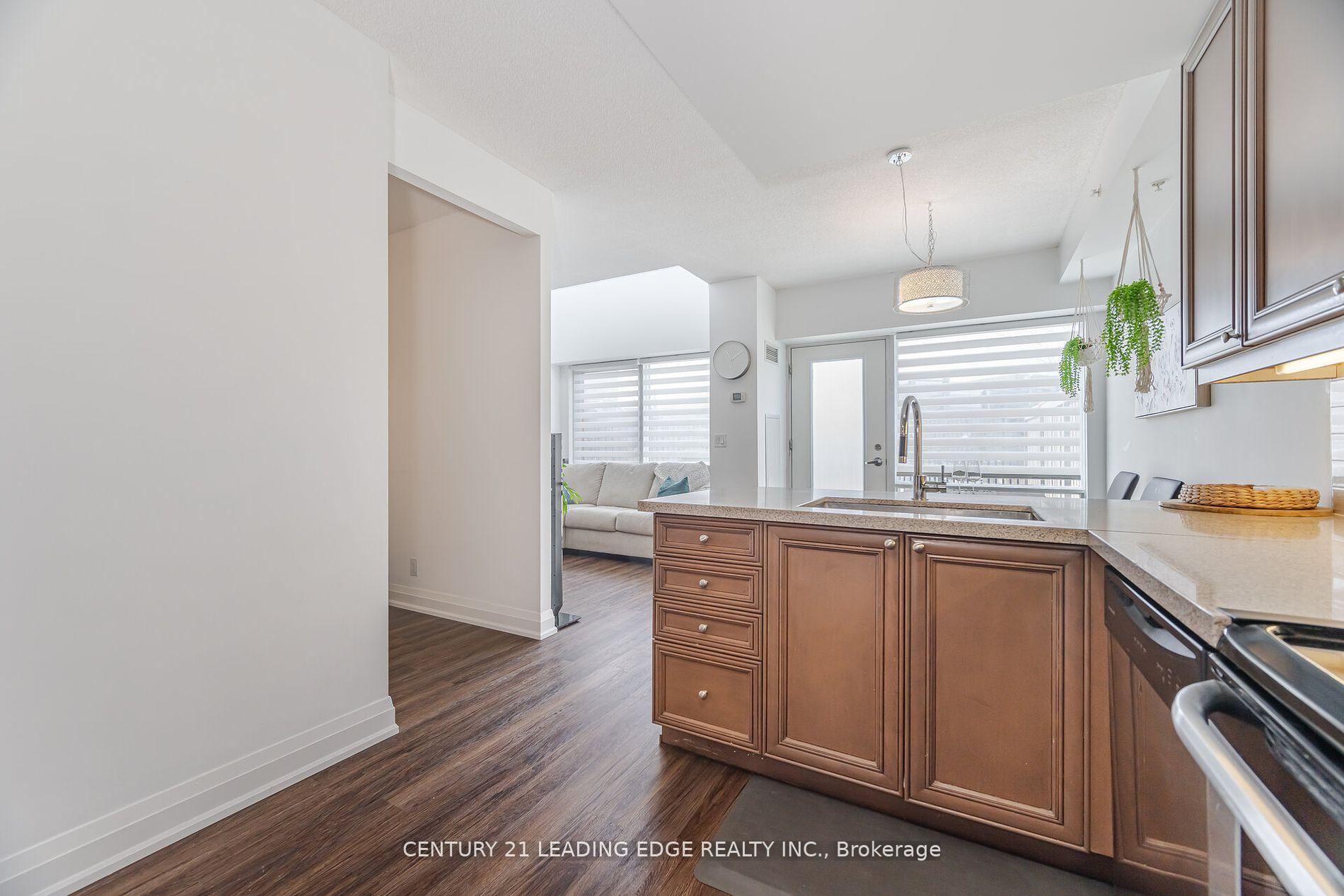 2 Bedrooms Condo at 24 Woodstream, Vaughan For sale
