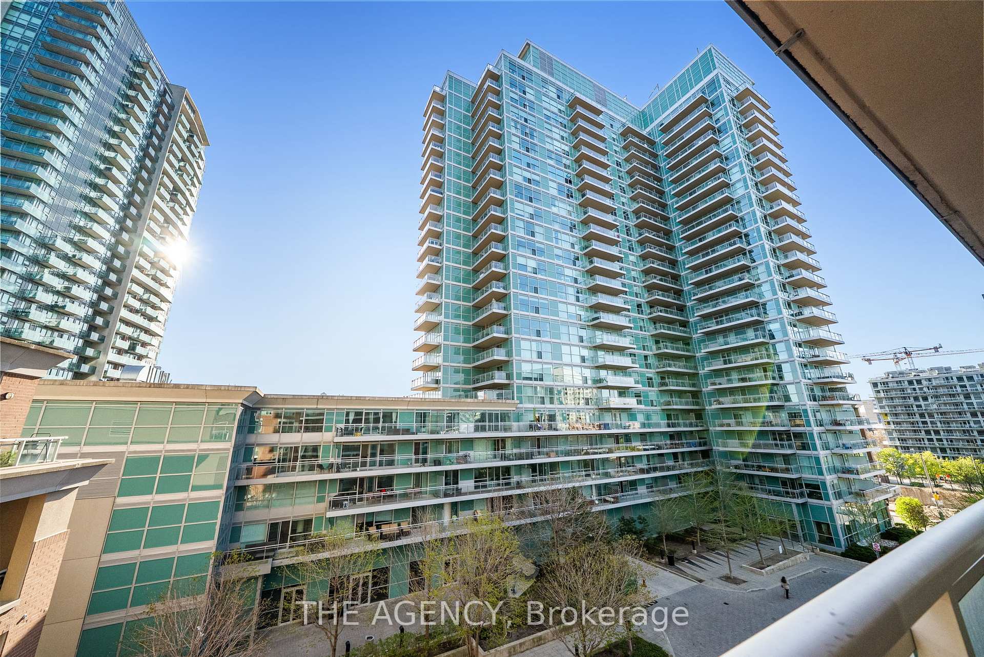 2 Bedrooms Condo at 50 Lynn Williams, Toronto For sale