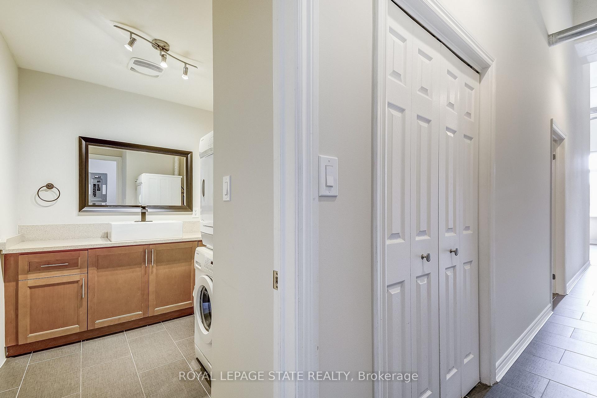 2 Bedrooms Condo at 80 King William, Hamilton For sale