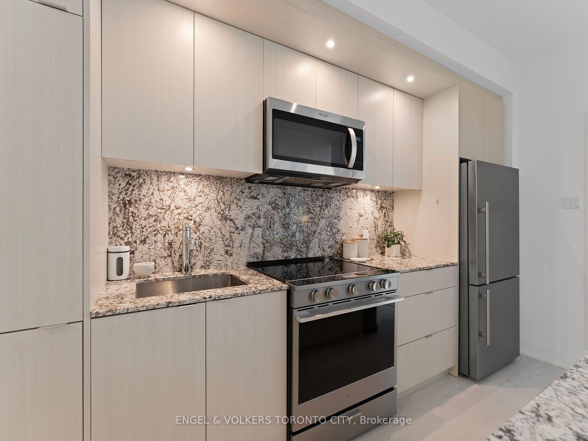 4 Bedrooms Condo at 30 Inn On The Park, Toronto For sale