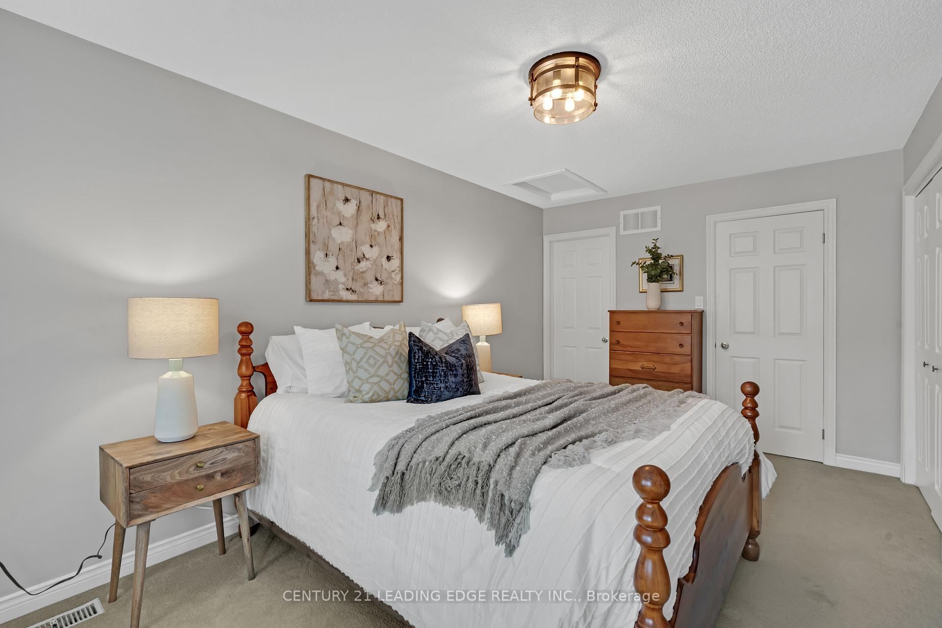 3 Bedrooms Condo at 2435 Woodward,  Burlington For sale