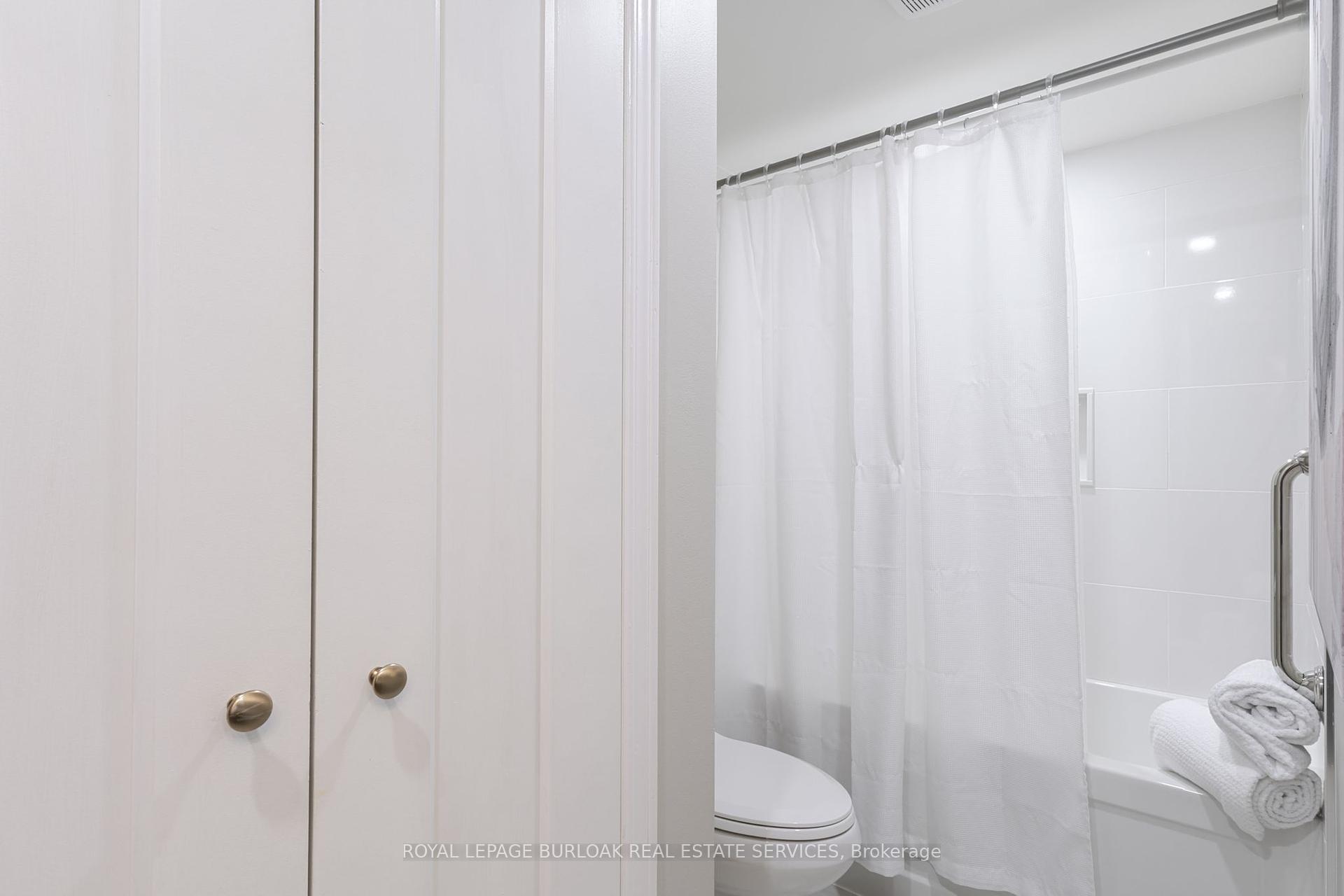2 Bedrooms Condo at 2110 Cleaver, Burlington For sale
