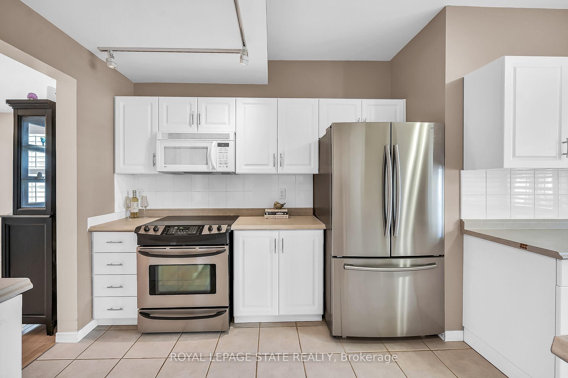 3 Bedrooms Condo at 212 Stonehenge,  Hamilton For sale