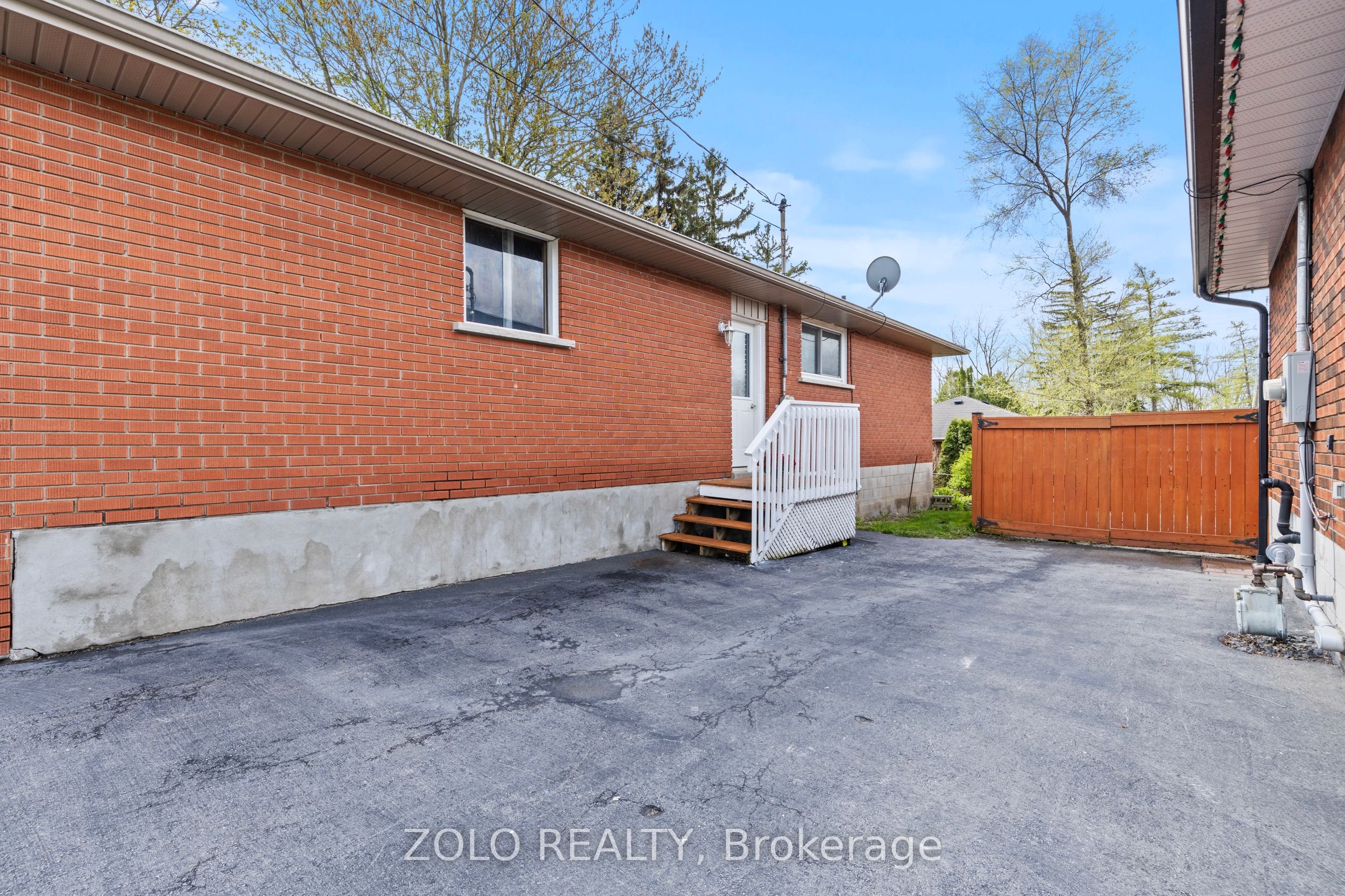 215 Mackenzie Crescent