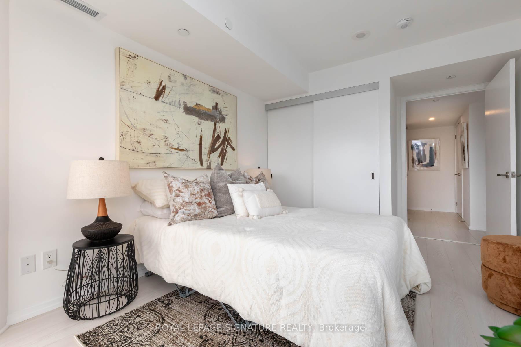 2 Bedrooms Condo at 8 Hillsdale, Toronto For sale
