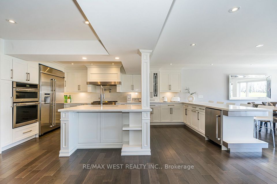 Stunning Kitchen With B/I Appliances & Gas Cooktop