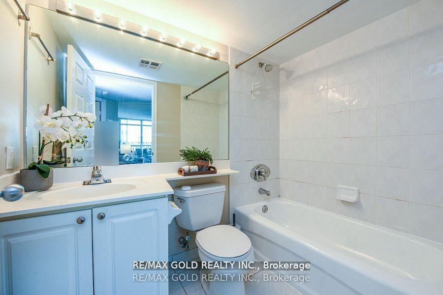 2 Bedrooms Condo at 30 Harrison Garden, Toronto For sale