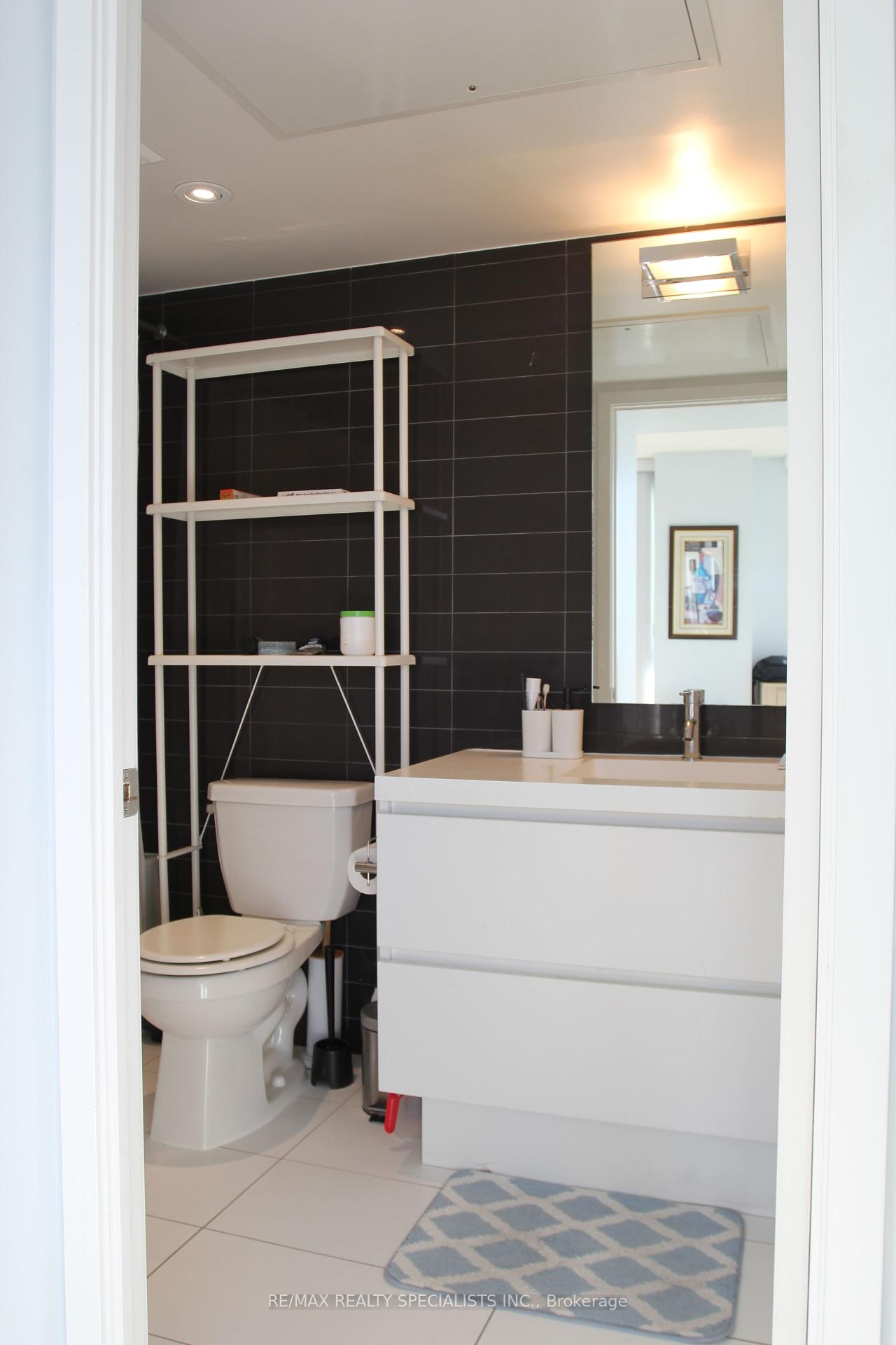 2 Bedrooms Condo at 75 Queens Wharf, Toronto For sale