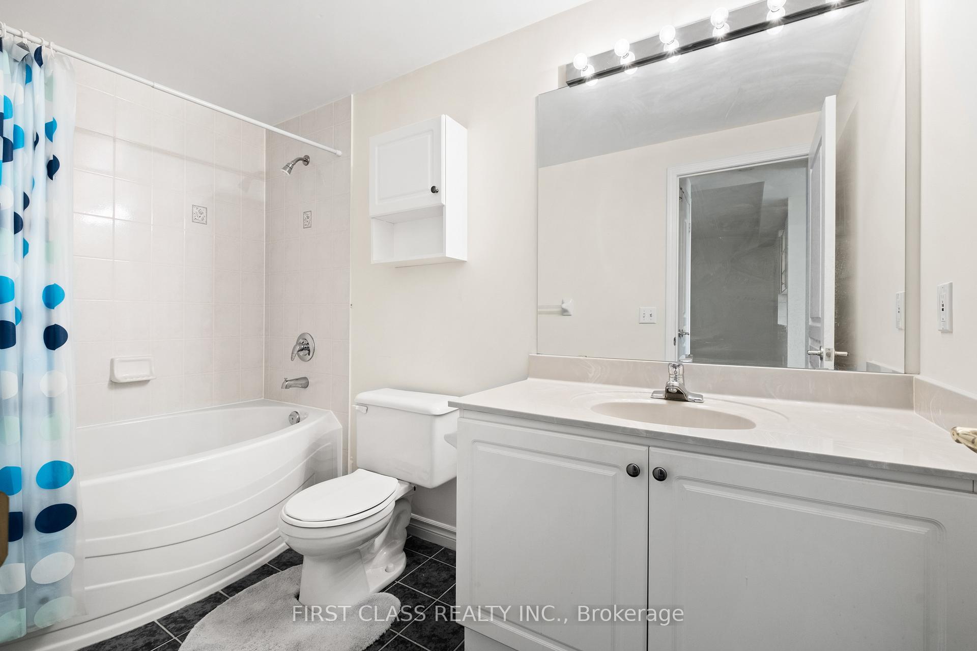 3 Bedrooms Condo at 200 Burnhamthorpe, Mississauga For sale