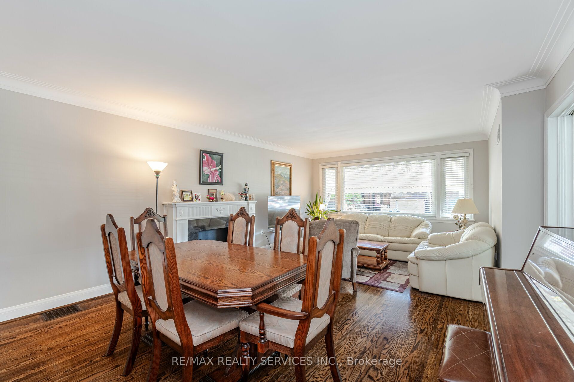 18 Wellington Street W