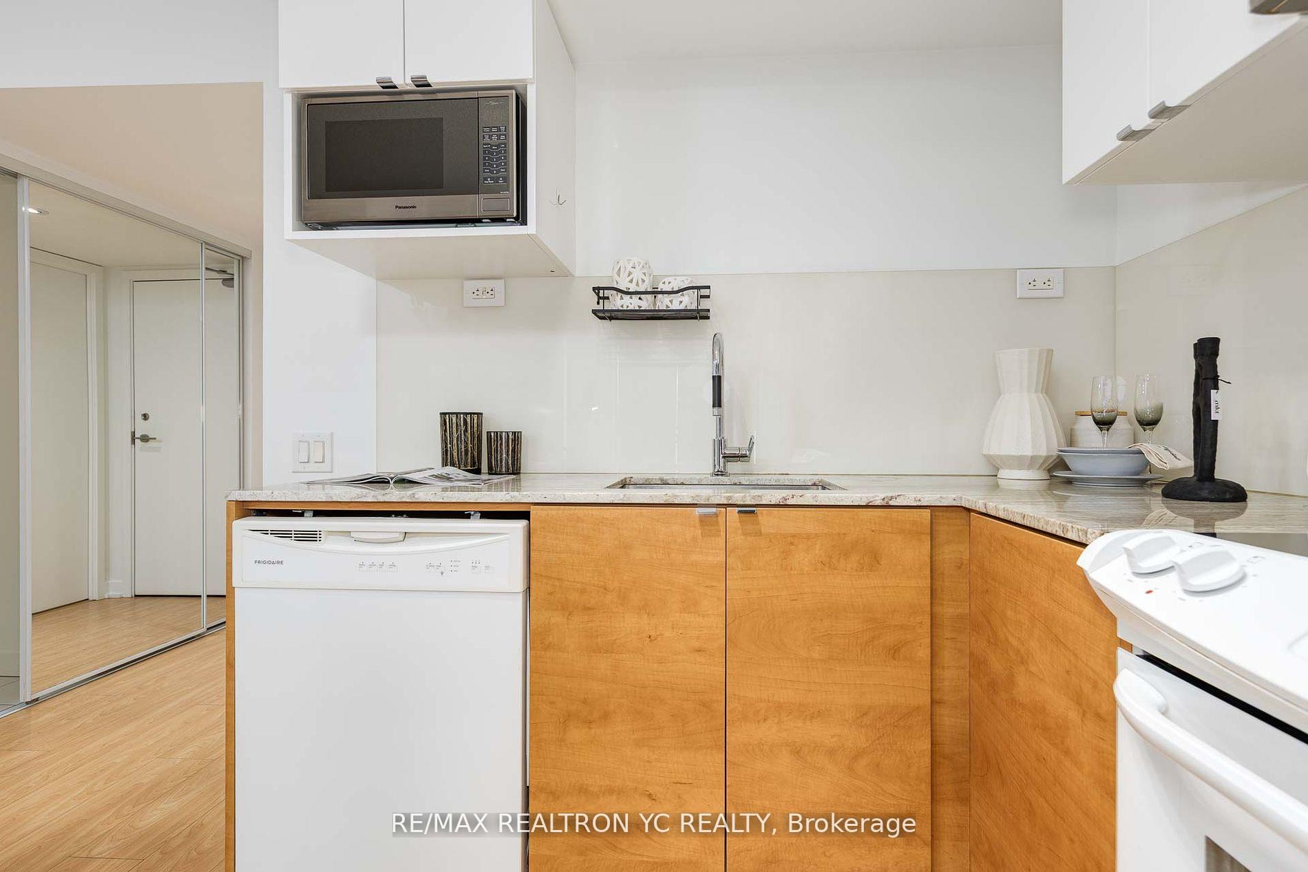 2 Bedrooms Condo at 121 Mcmahon, Toronto For sale