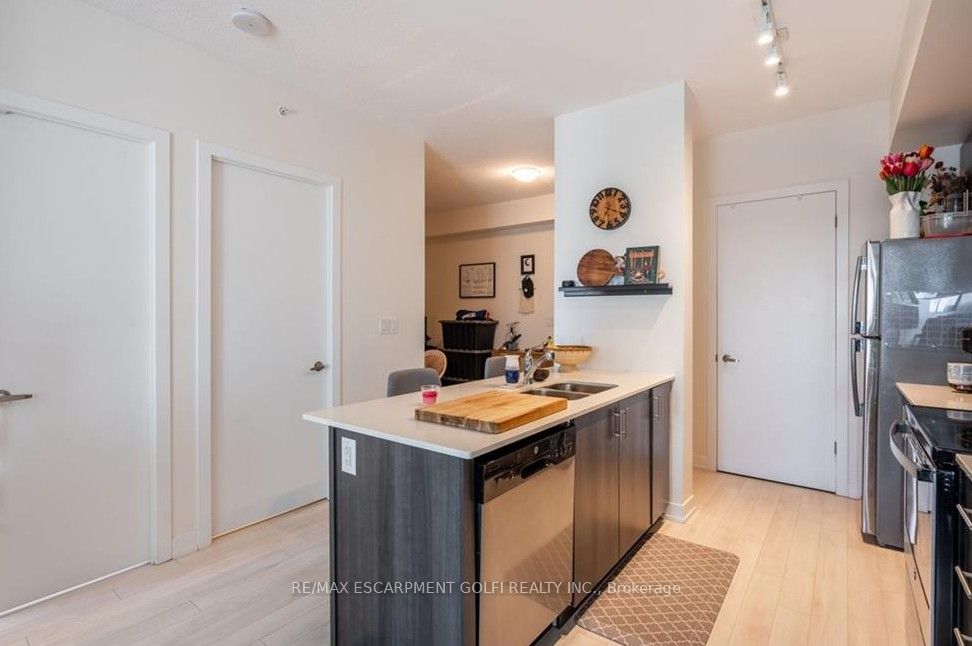 550 North Service Road, #404