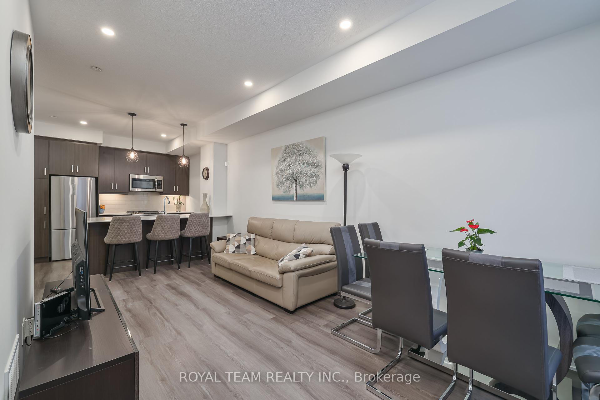 2 Bedrooms Condo at 131 Honeycrisp, Vaughan For sale