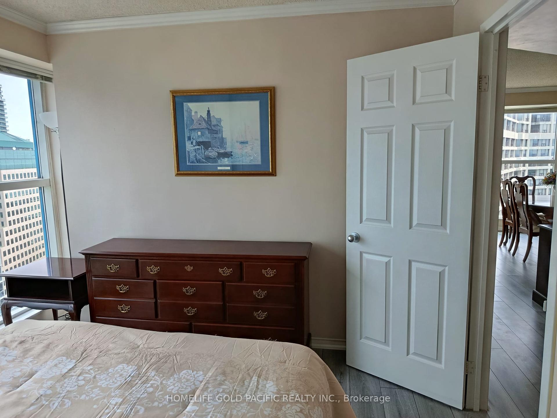 2 Bedrooms Condo at 77 Harbour, Toronto For sale