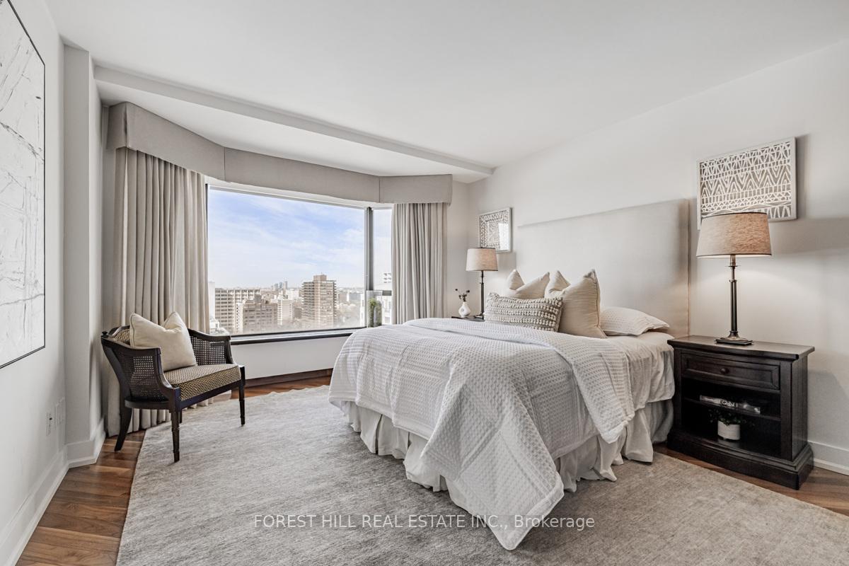 2 Bedrooms Condo at 175 Cumberland, Toronto For sale
