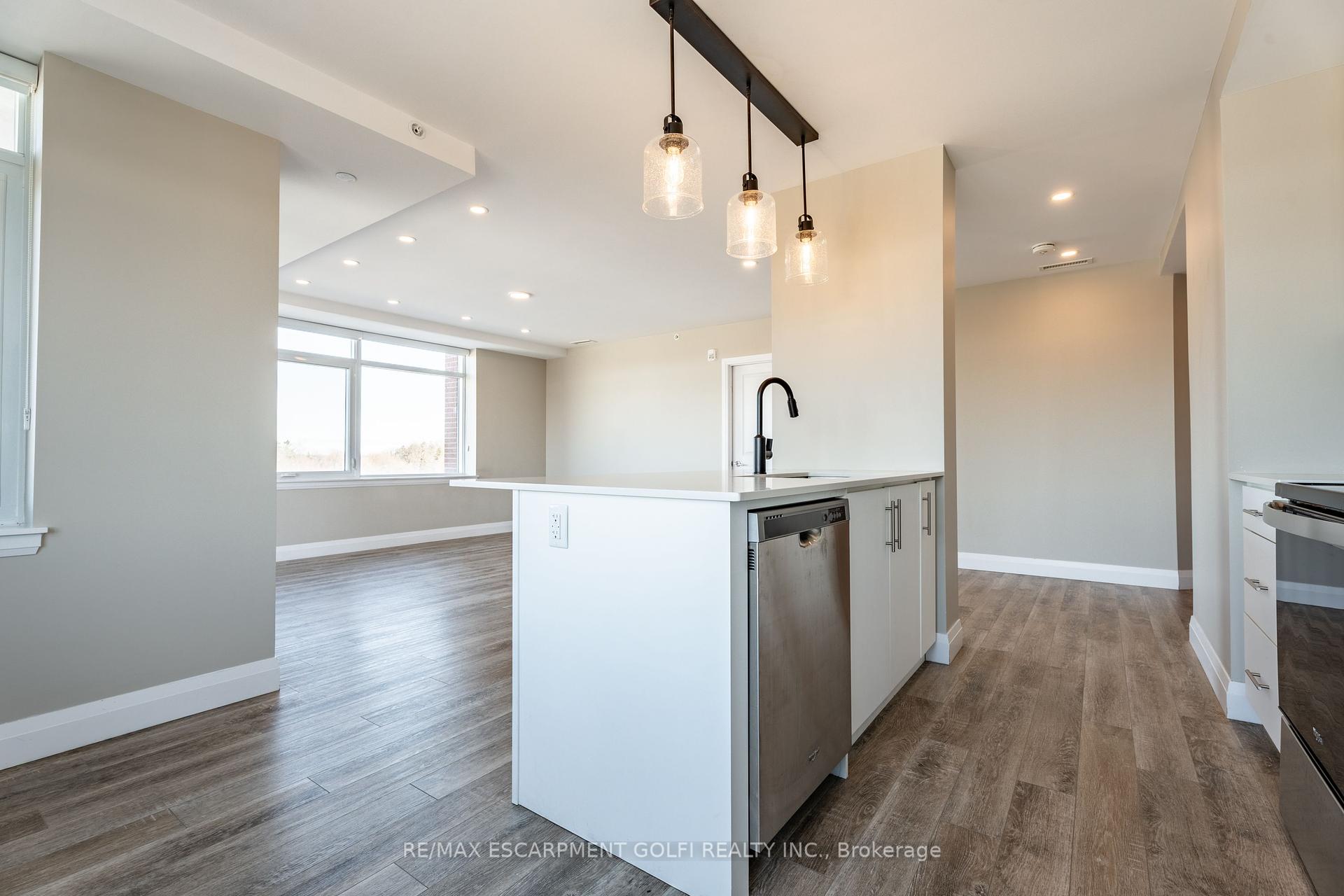 2 Bedrooms Condo at 1 Redfern, Hamilton For sale