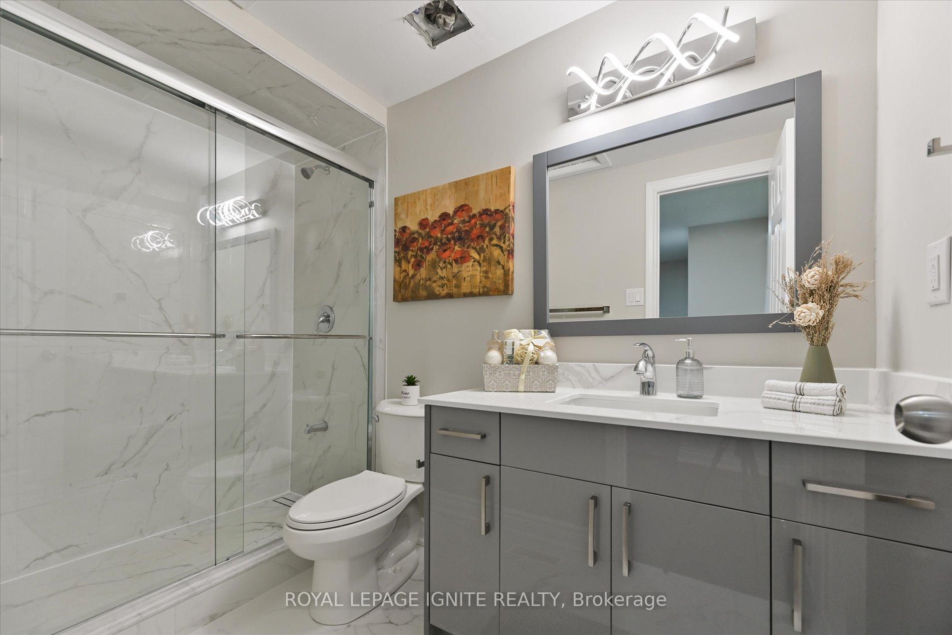 5 Bedrooms Condo at 40 Dundalk, Toronto For sale