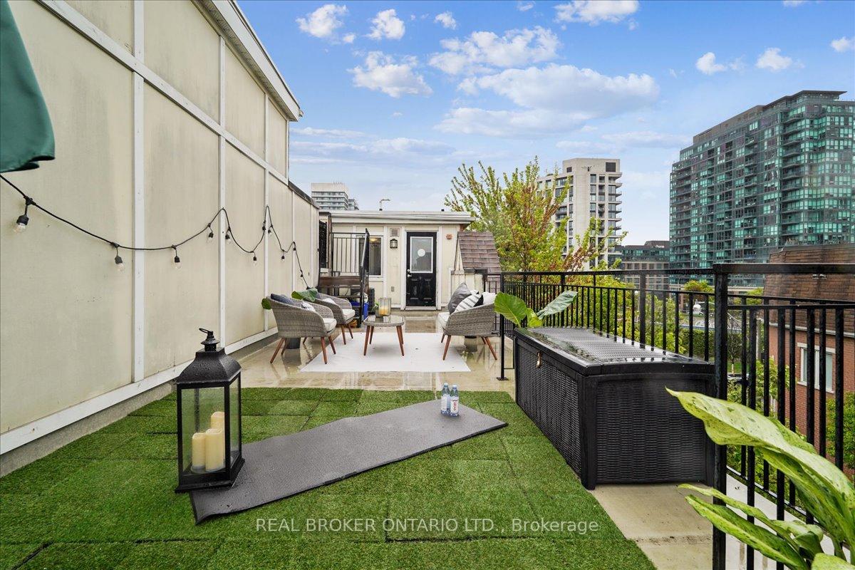 2 Bedrooms Condo at 22 Laidlaw, Toronto For sale
