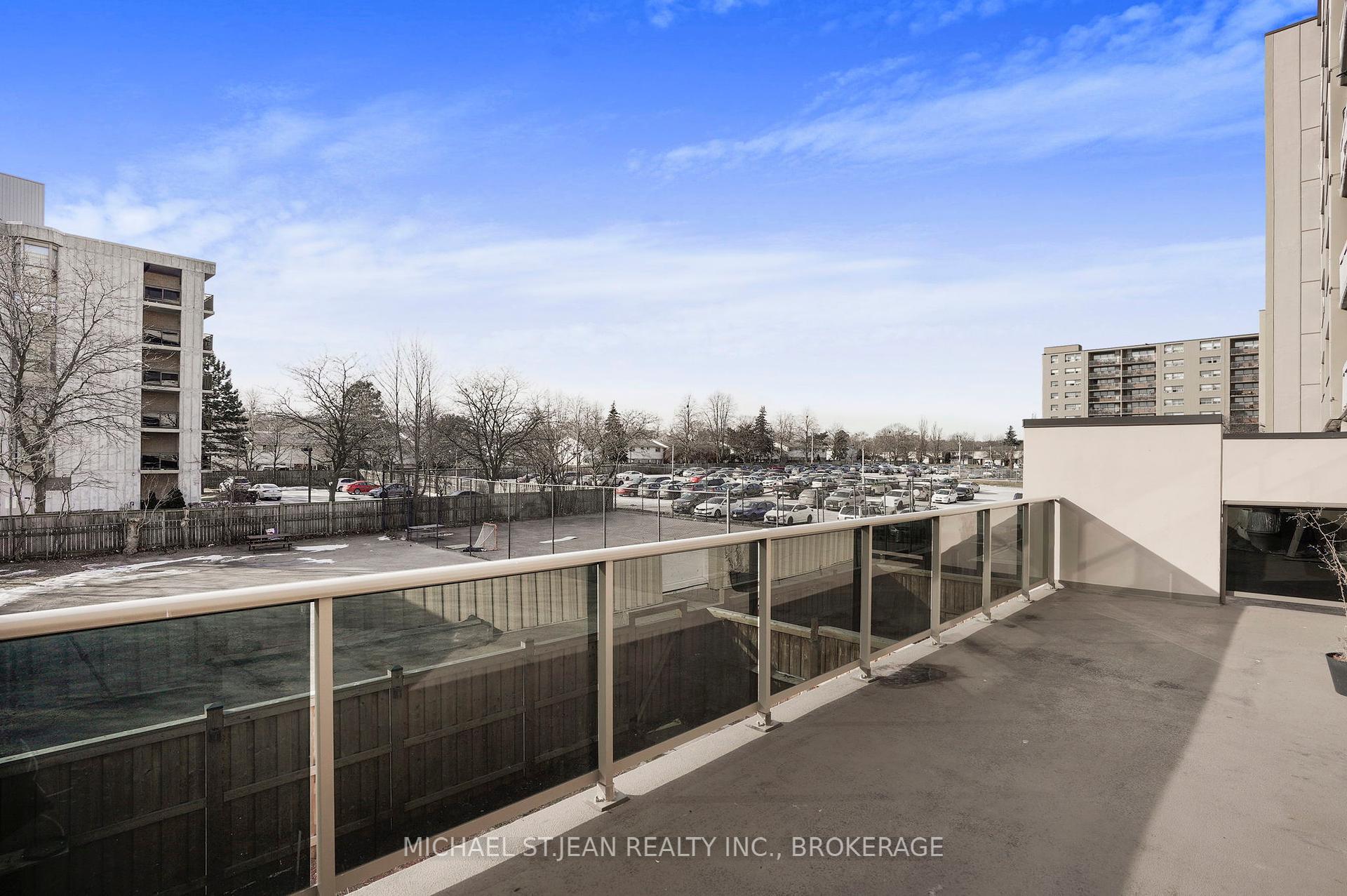 3 Bedrooms Condo at 15 Albright,  Hamilton For sale
