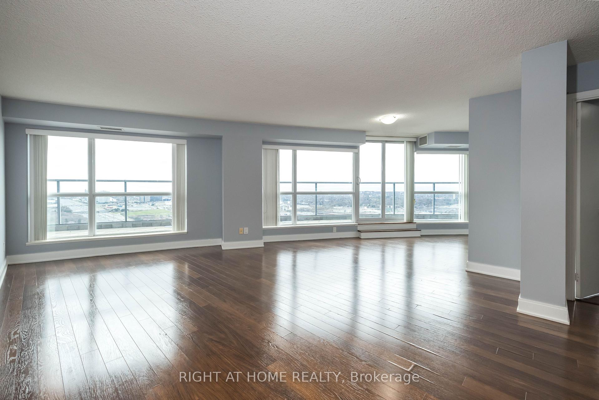 3 Bedrooms Condo at 125 Village Green,  Toronto For sale