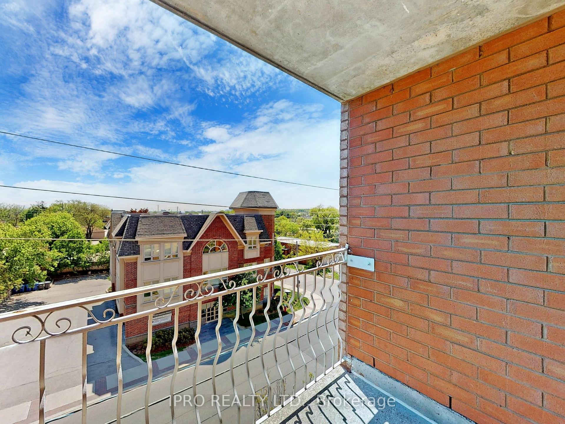 2 Bedrooms Condo at 32 Tannery, Mississauga For sale