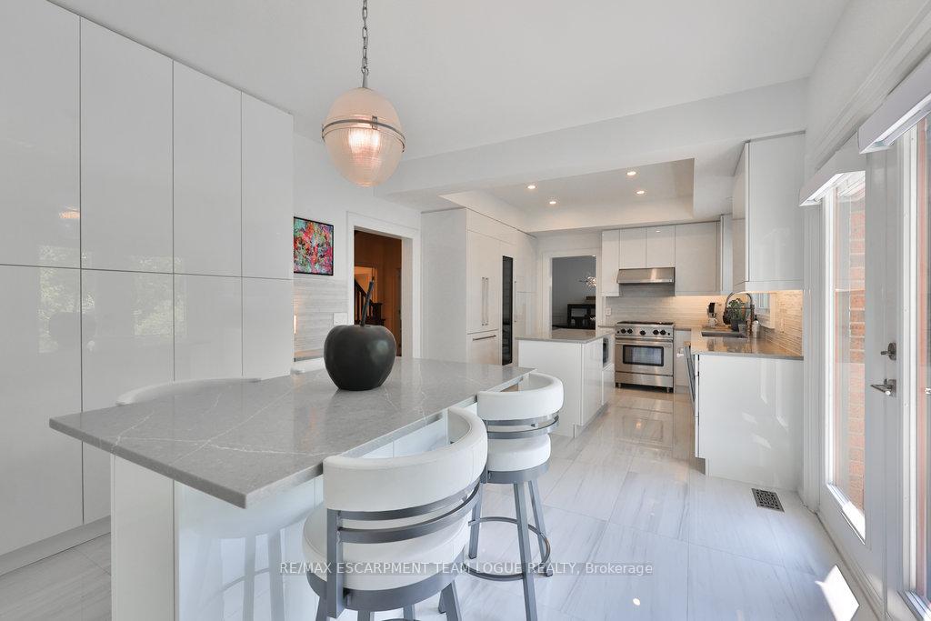 4 Bedrooms Condo at 4211 Millcroft Park, Burlington For sale
