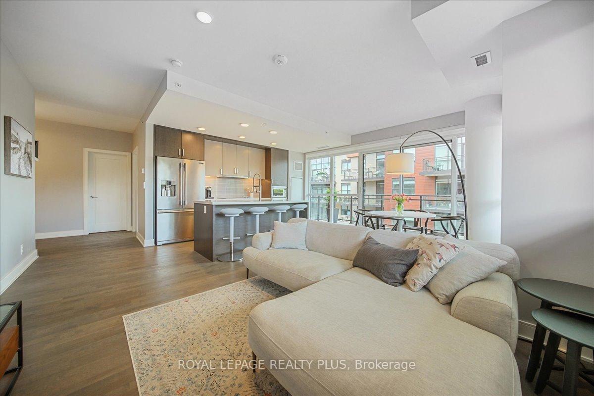 2 Bedrooms Condo at 1575 Lakeshore, Mississauga For sale