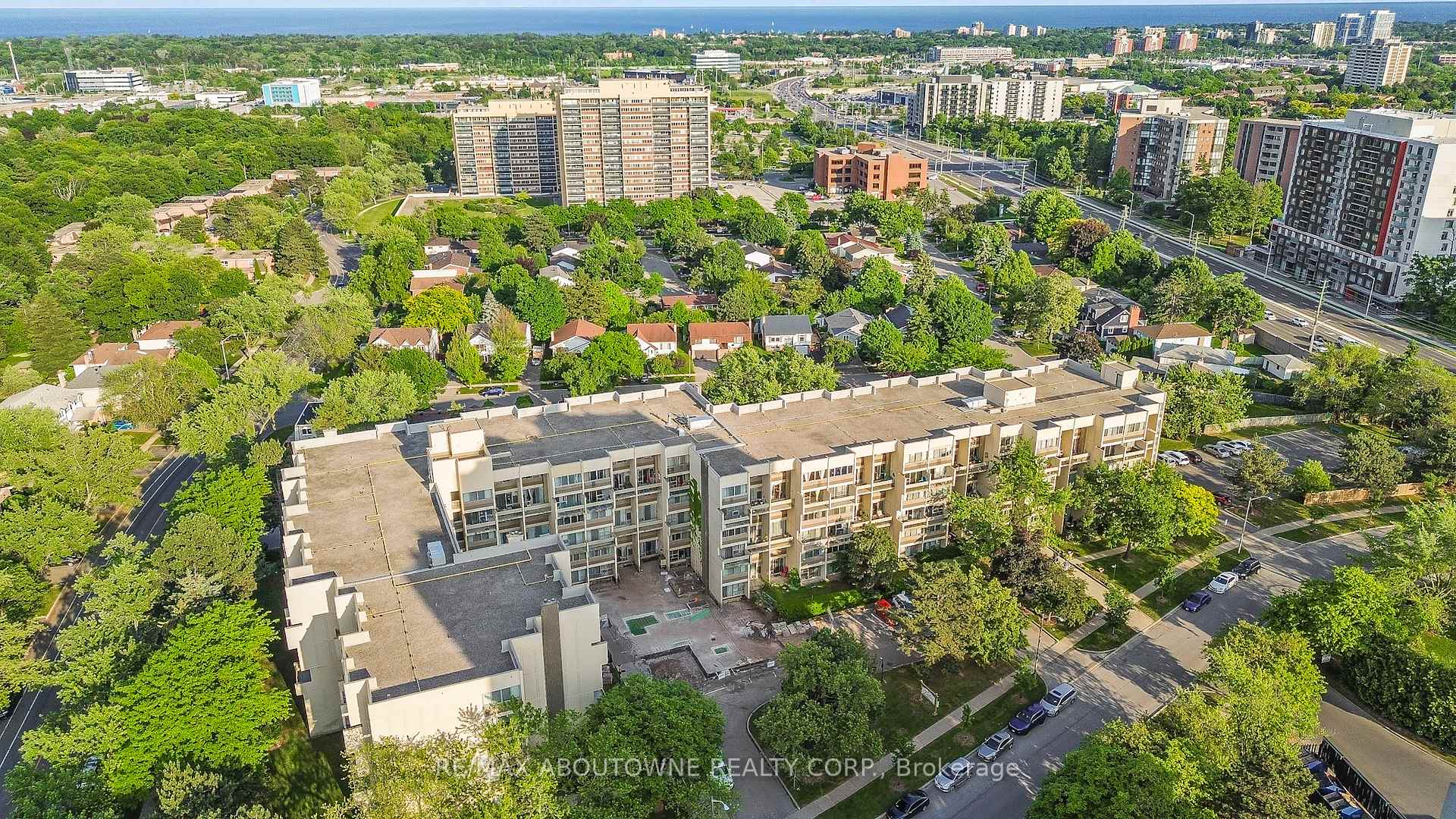 3 Bedrooms Condo at 1300 Marlborough, Oakville For sale