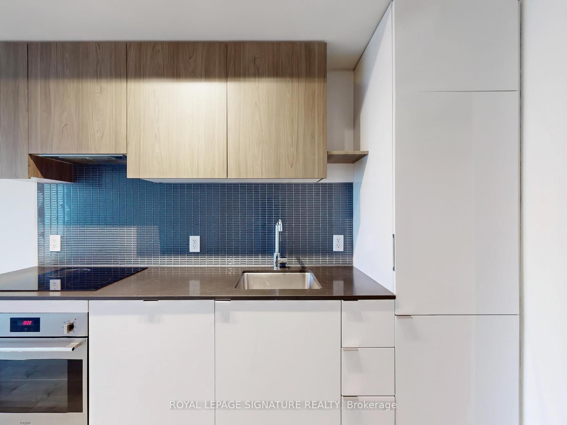 2 Bedrooms Condo at 161 Roehampton, Toronto For sale