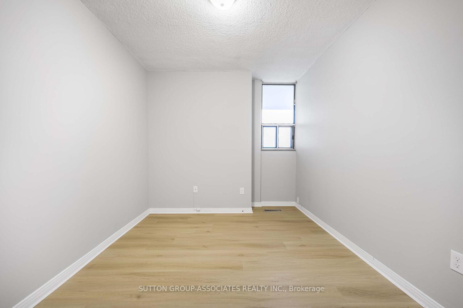 3 Bedrooms Condo at 1300 Marlborough, Oakville For sale
