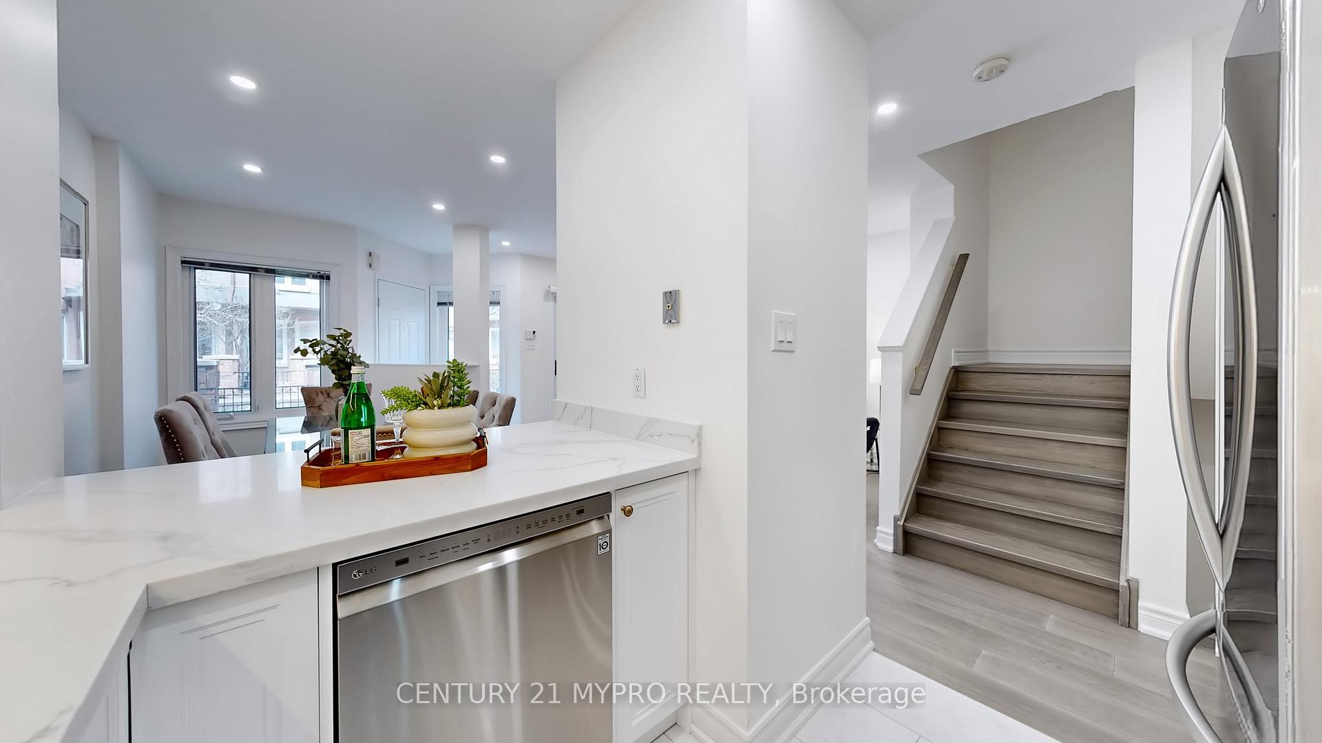 3 Bedrooms Condo at 735 New Westminster,  Vaughan For sale