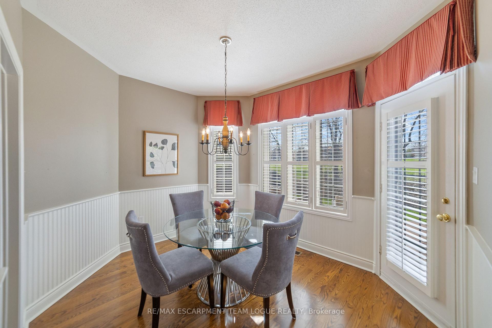 3 Bedrooms Semi-Detached at 4144 STONEBRIDGE,  Burlington For sale