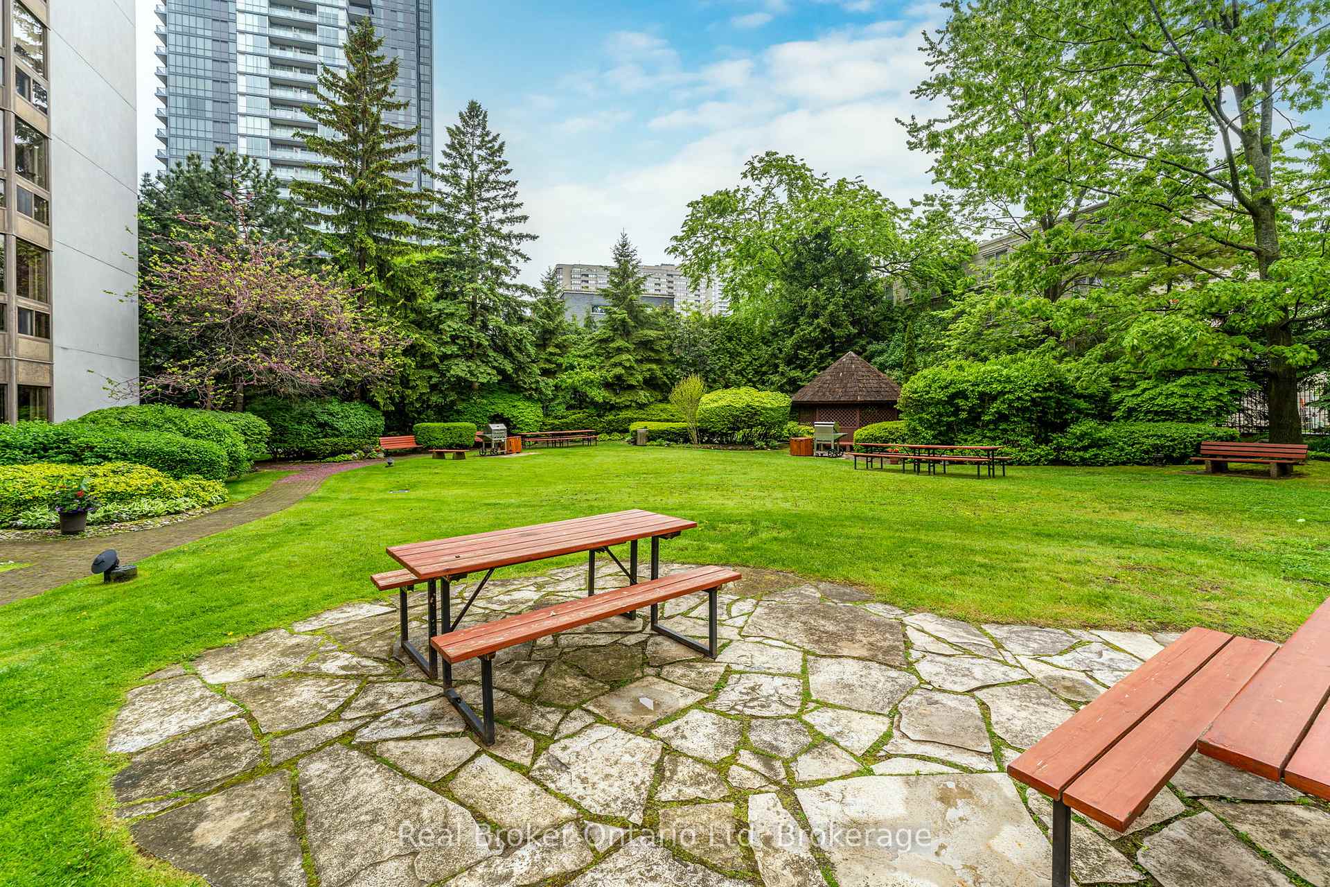 2 Bedrooms Condo at 10 Kenneth, Toronto For sale