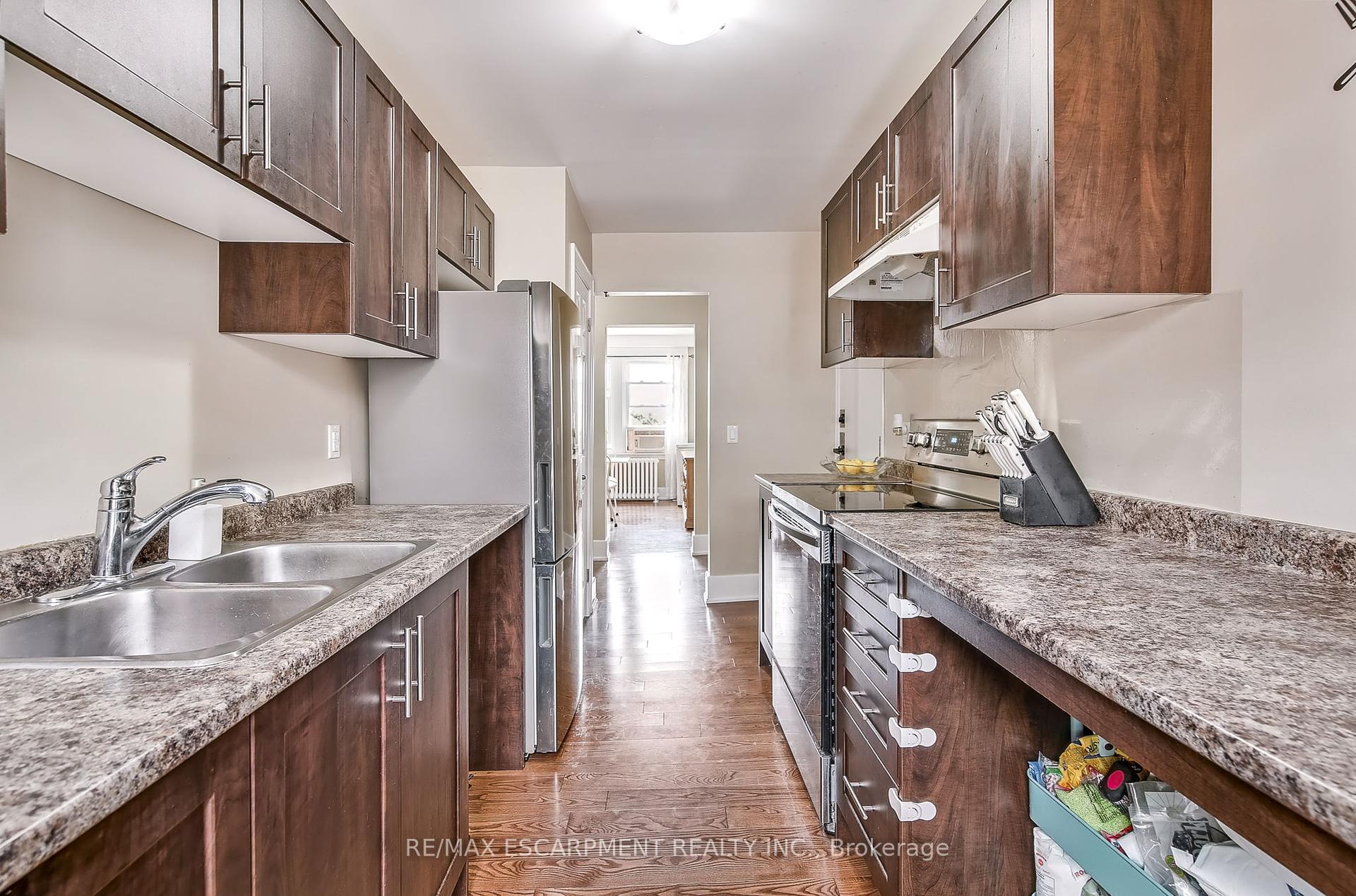 2 Bedrooms Condo at 25 Mountwood, Hamilton For sale