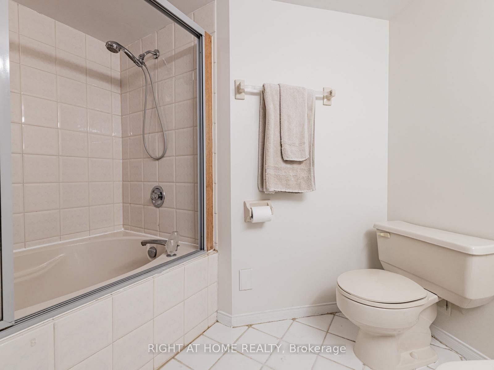2 Bedrooms Condo at 100 Arbors, Vaughan For sale