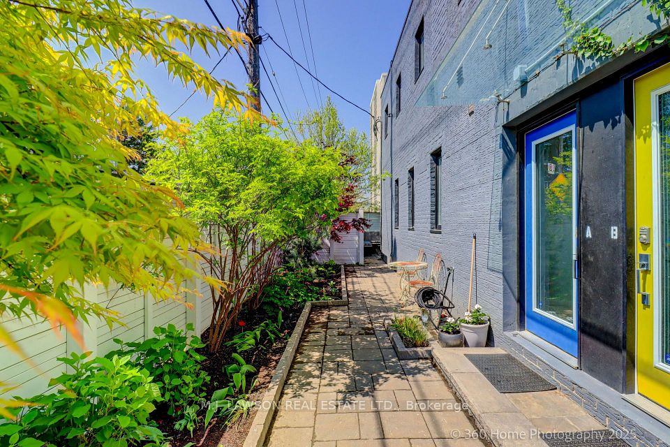 1 Eastdale Avenue, Toronto, ON M4C 4Z8