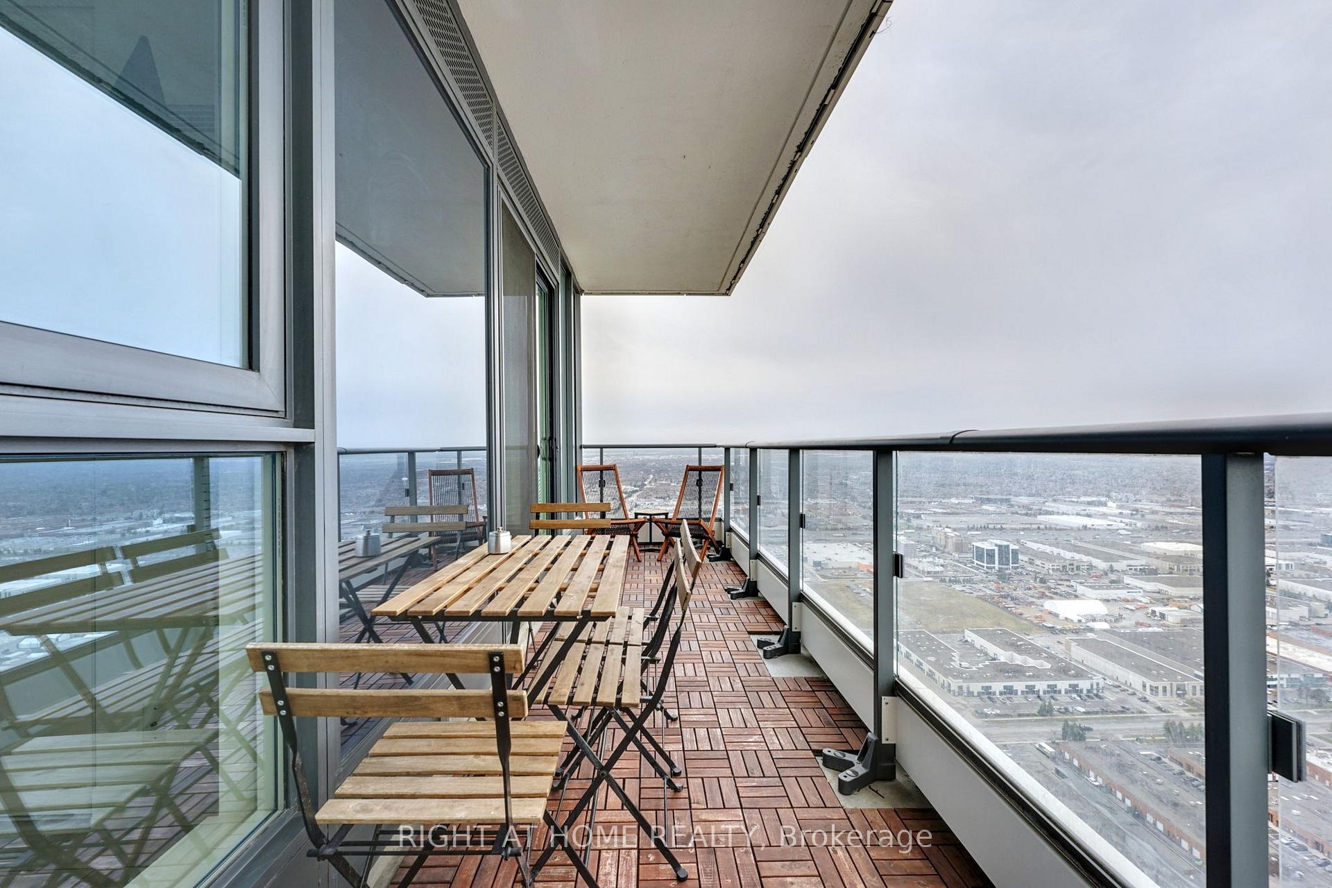 2 Bedrooms Condo at 898 Portage, Vaughan For sale