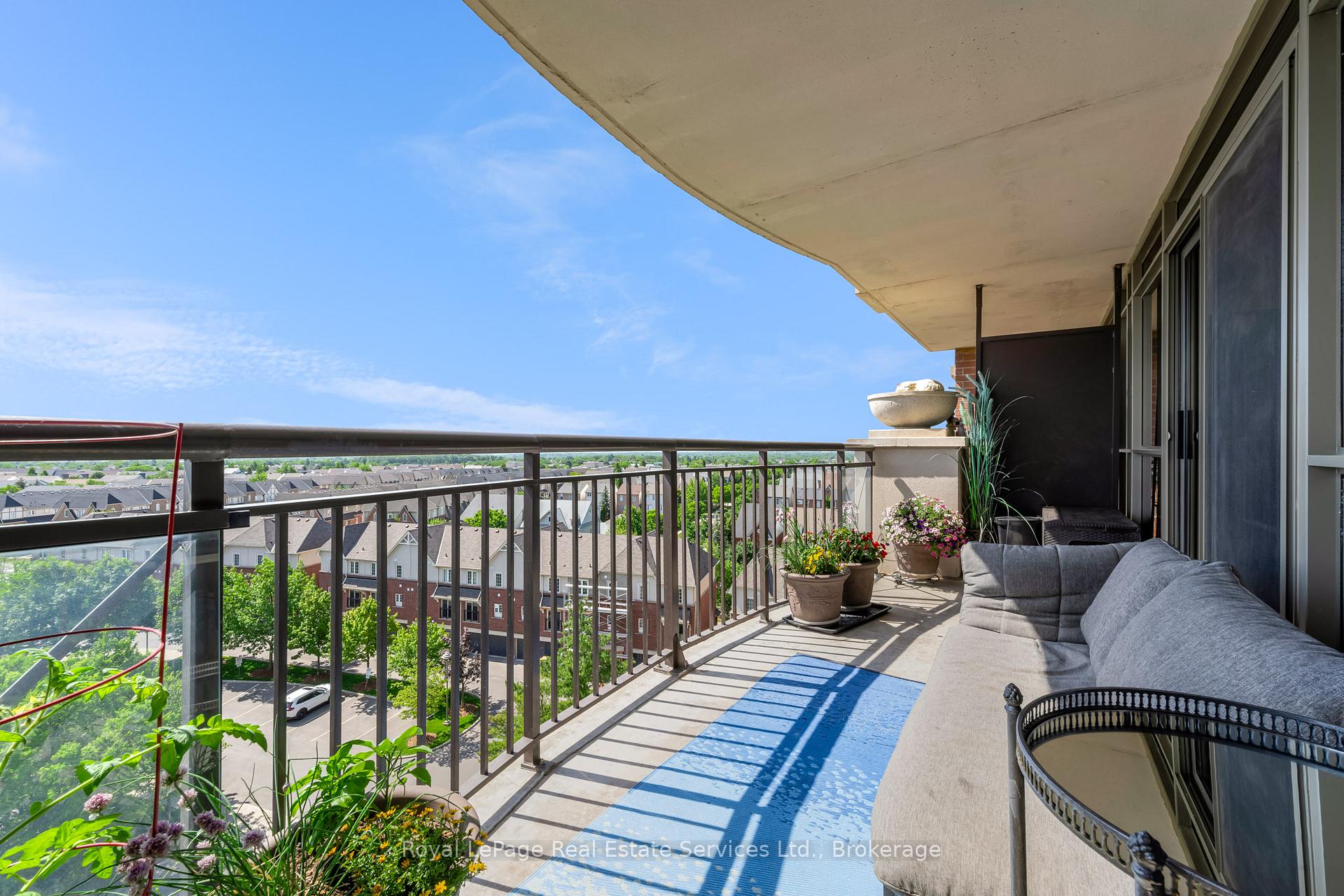 2 Bedrooms Condo at 2391 Central Park, Oakville For sale