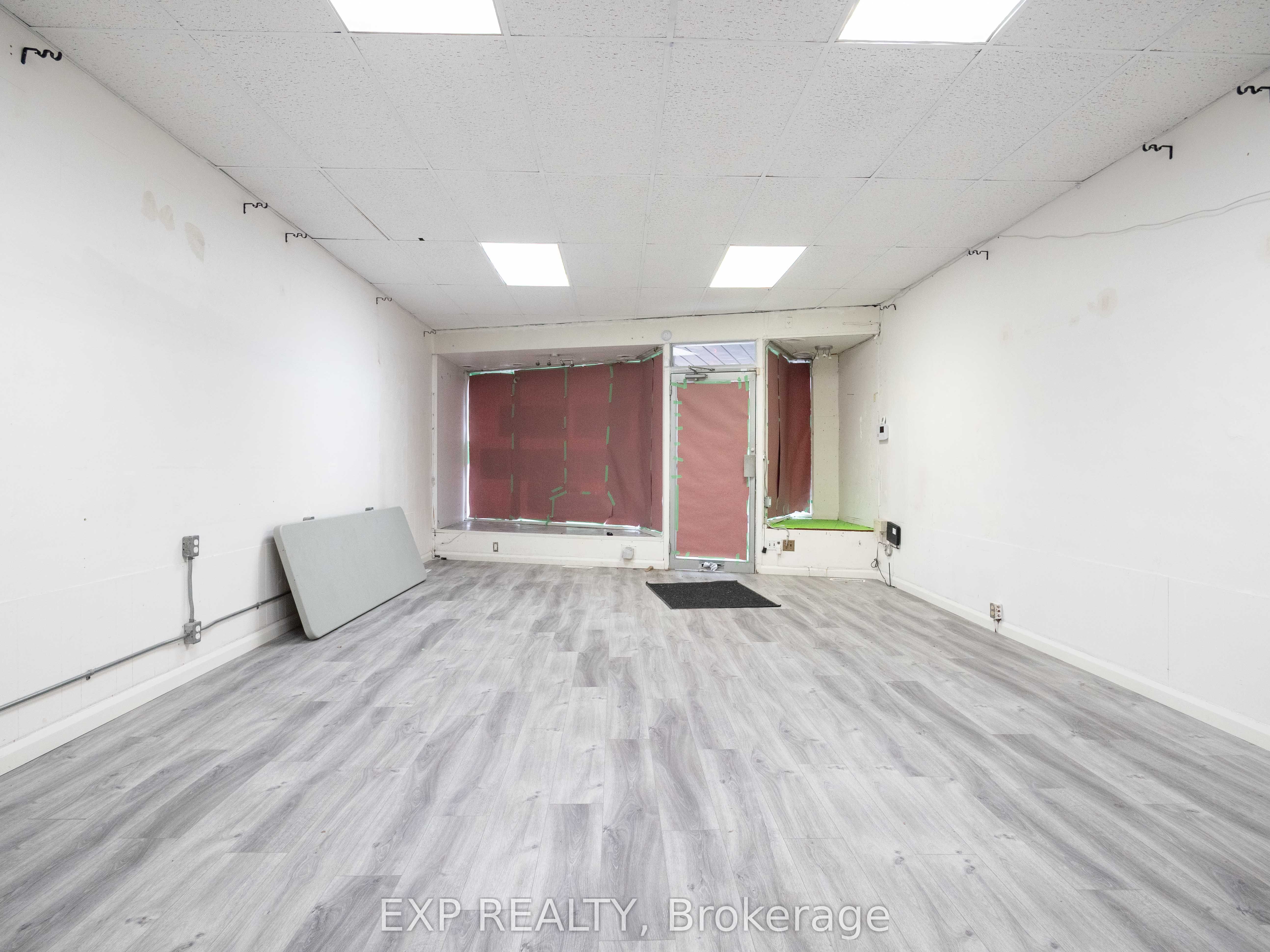 3052 Dundas Street W