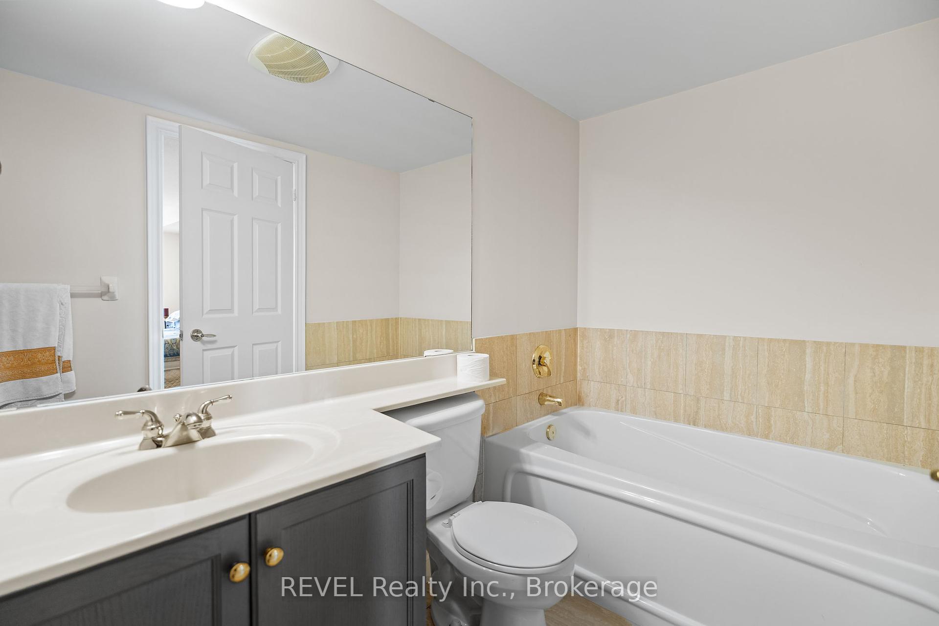 2 Bedrooms Condo at 442 Maple, Burlington For sale