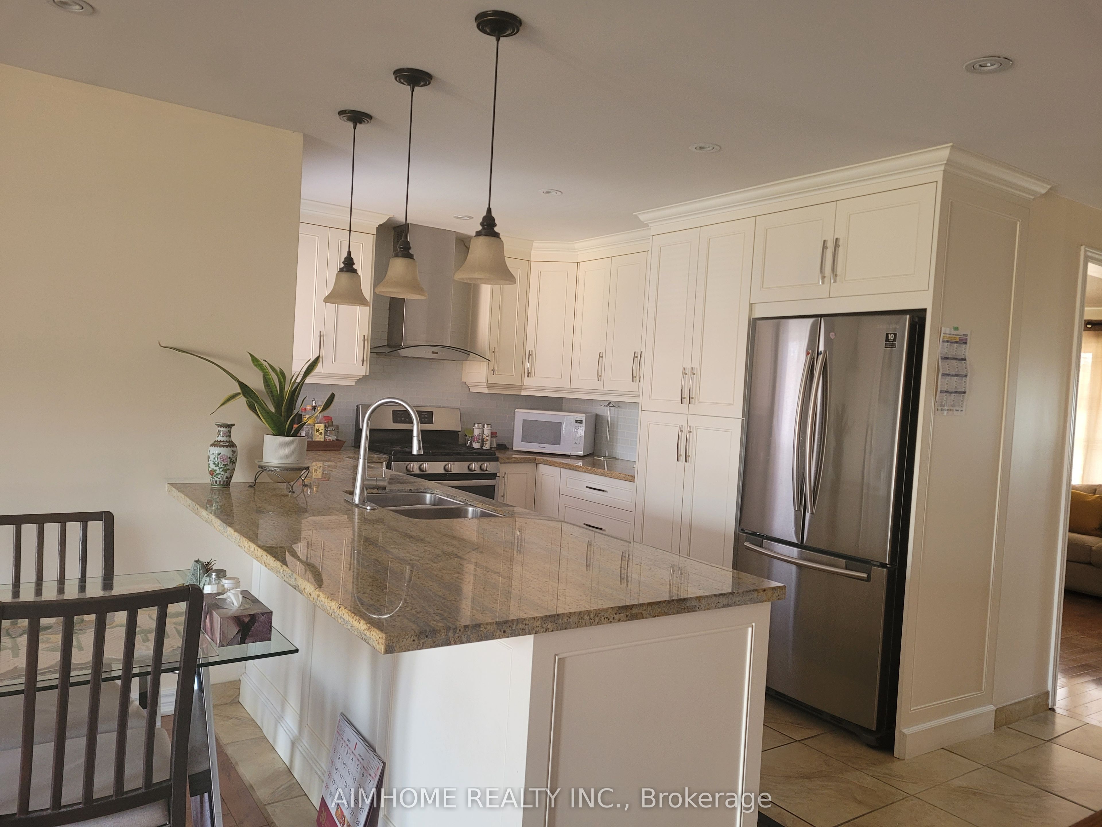 34 Battersea Crescent, Toronto, ON M6L 1G8