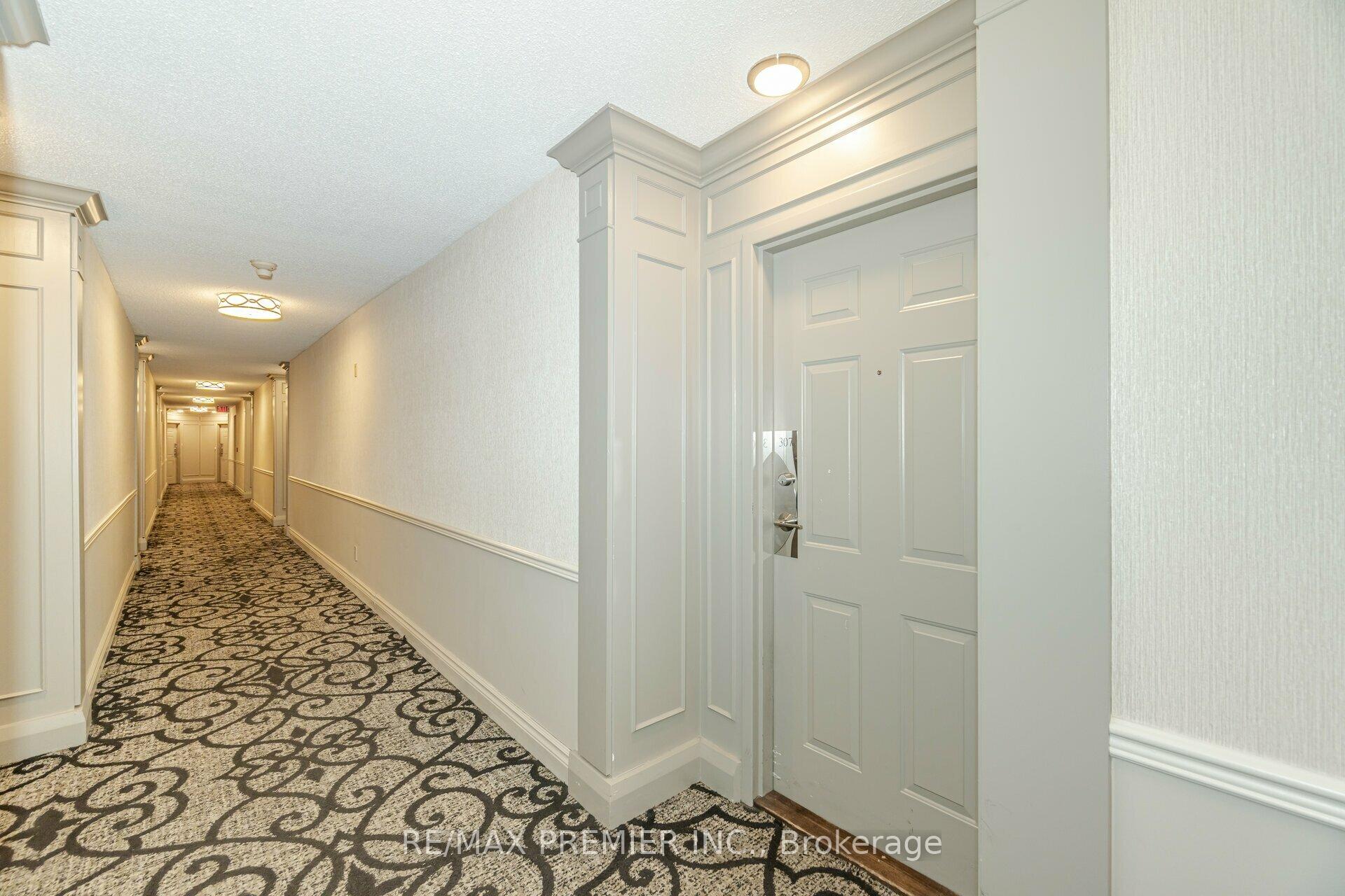 2 Bedrooms Condo at 121 Woodbridge,  Vaughan For sale