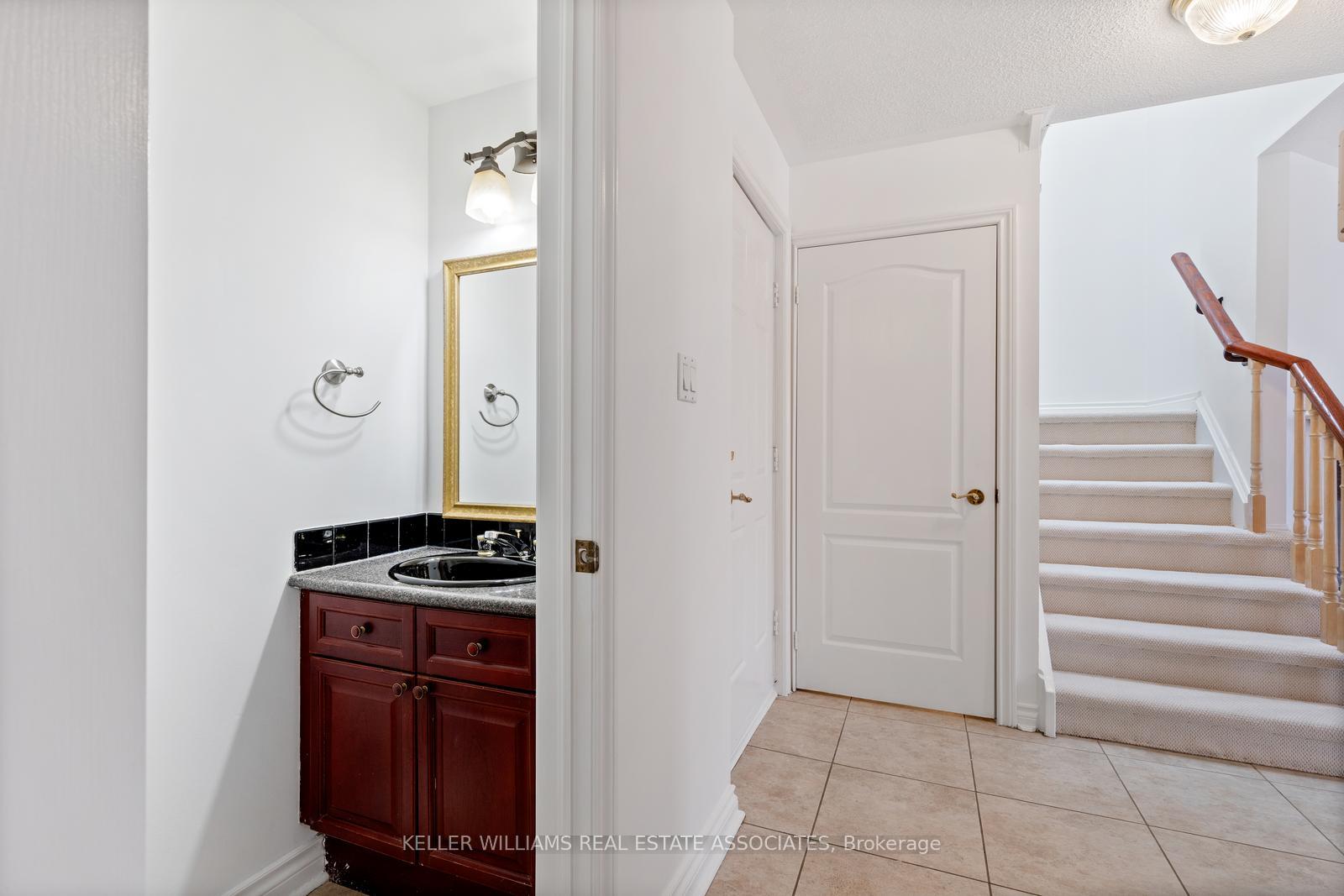 3 Bedrooms Condo at 5480 Glen Erin, Mississauga For sale