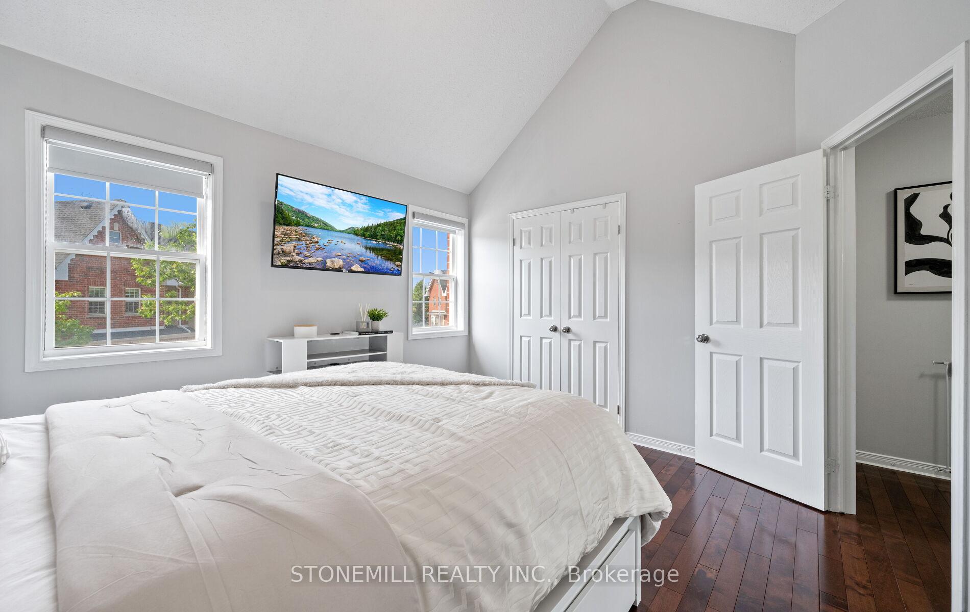 2 Bedrooms Condo at 4200 Kilmer, Burlington For sale