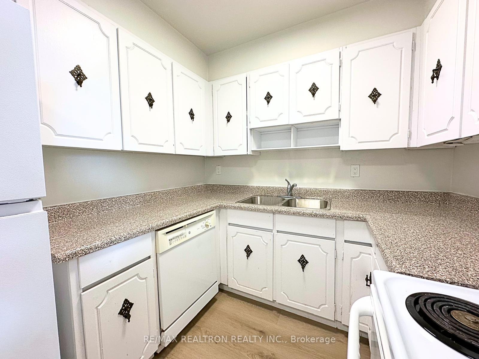 3 Bedrooms Condo at 130 Neptune, Toronto For sale