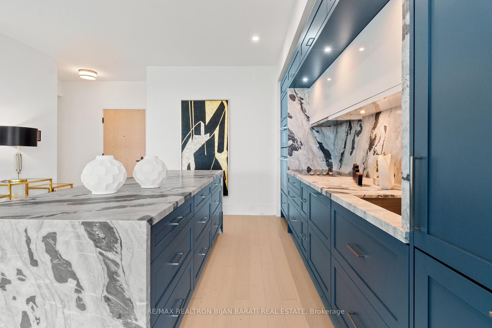 3 Bedrooms Condo at 10 Inn On The Park, Toronto For sale