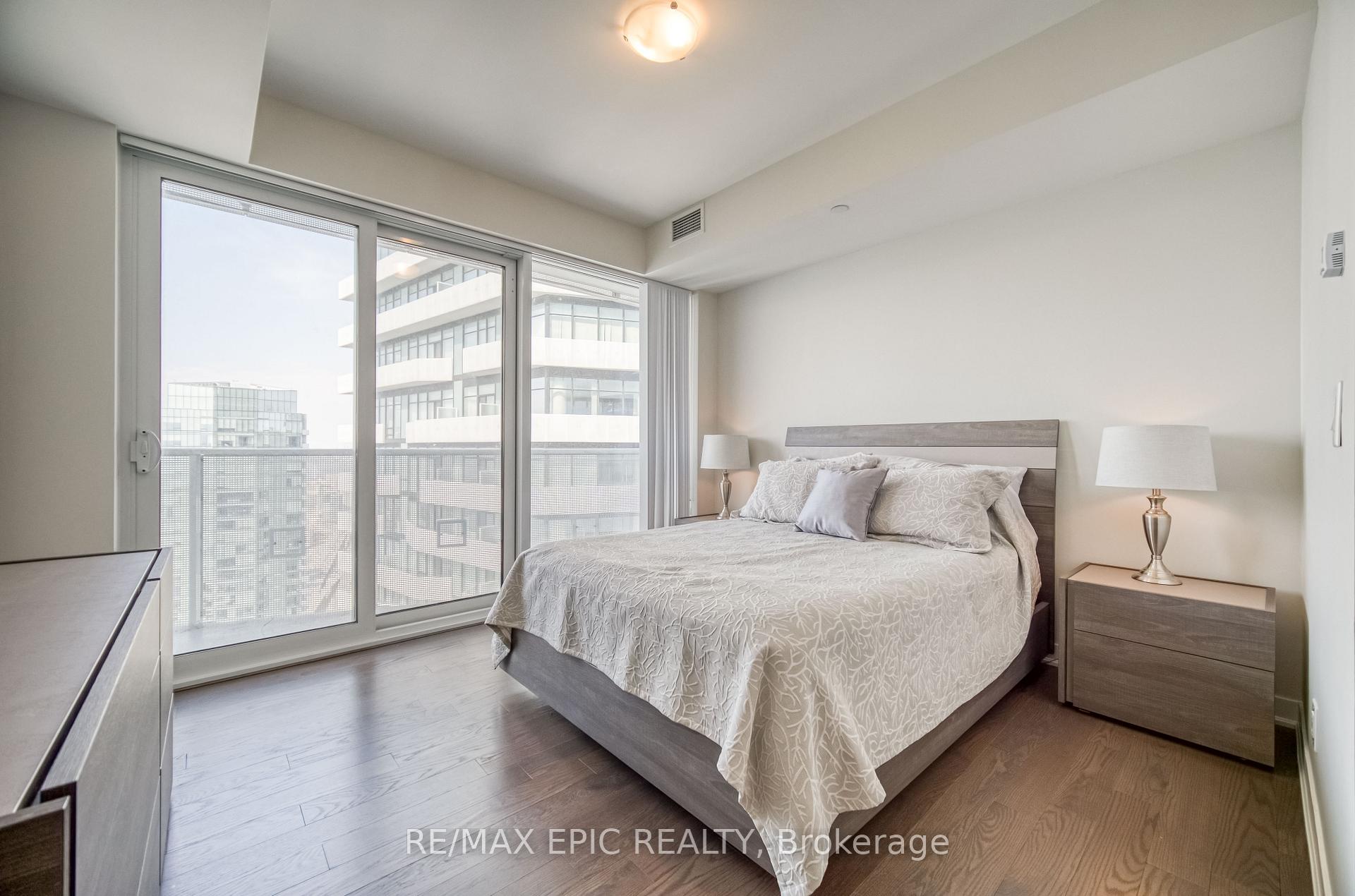 3 Bedrooms Condo at 88 Harbour,  Toronto For sale