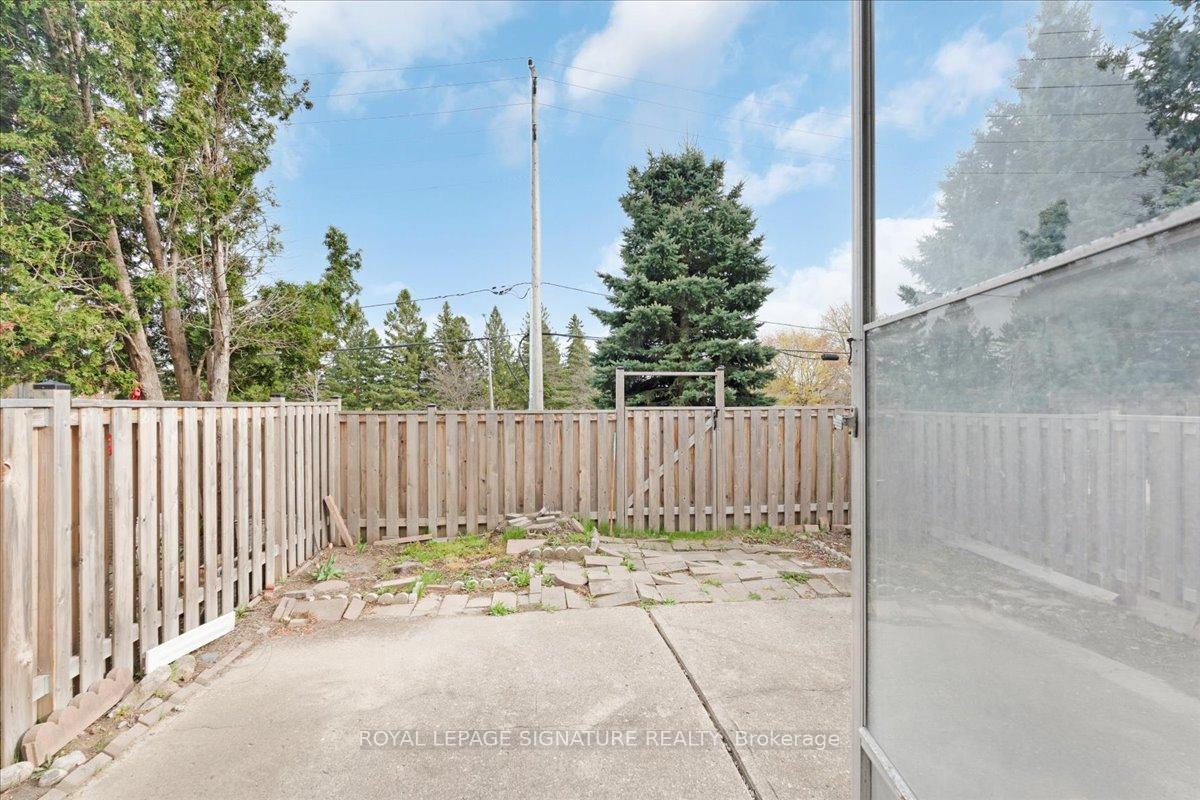 3 Bedrooms Condo at 2 Liszt,  Toronto For sale