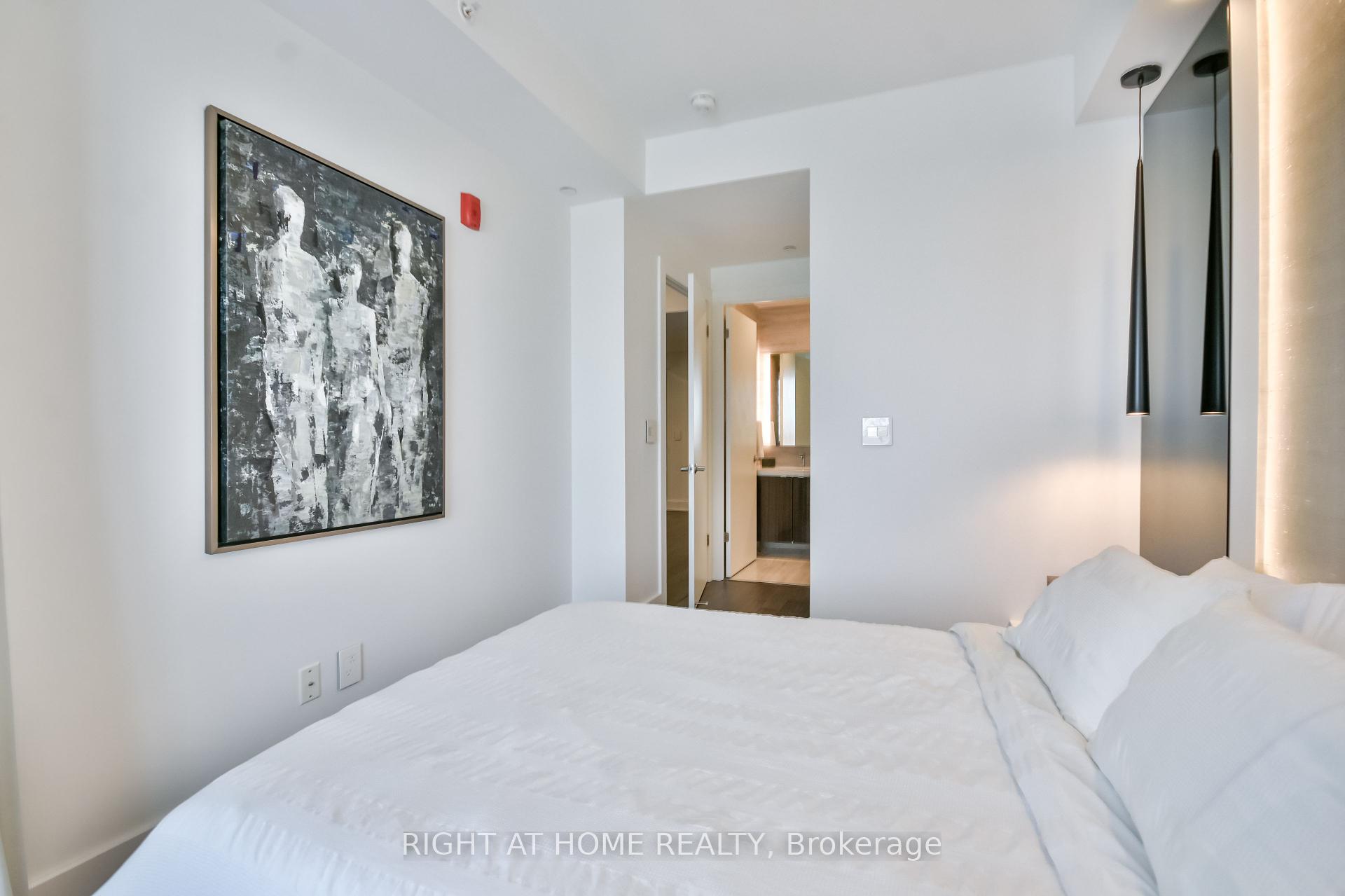 3 Bedrooms Condo at 5230 Dundas, Burlington For sale