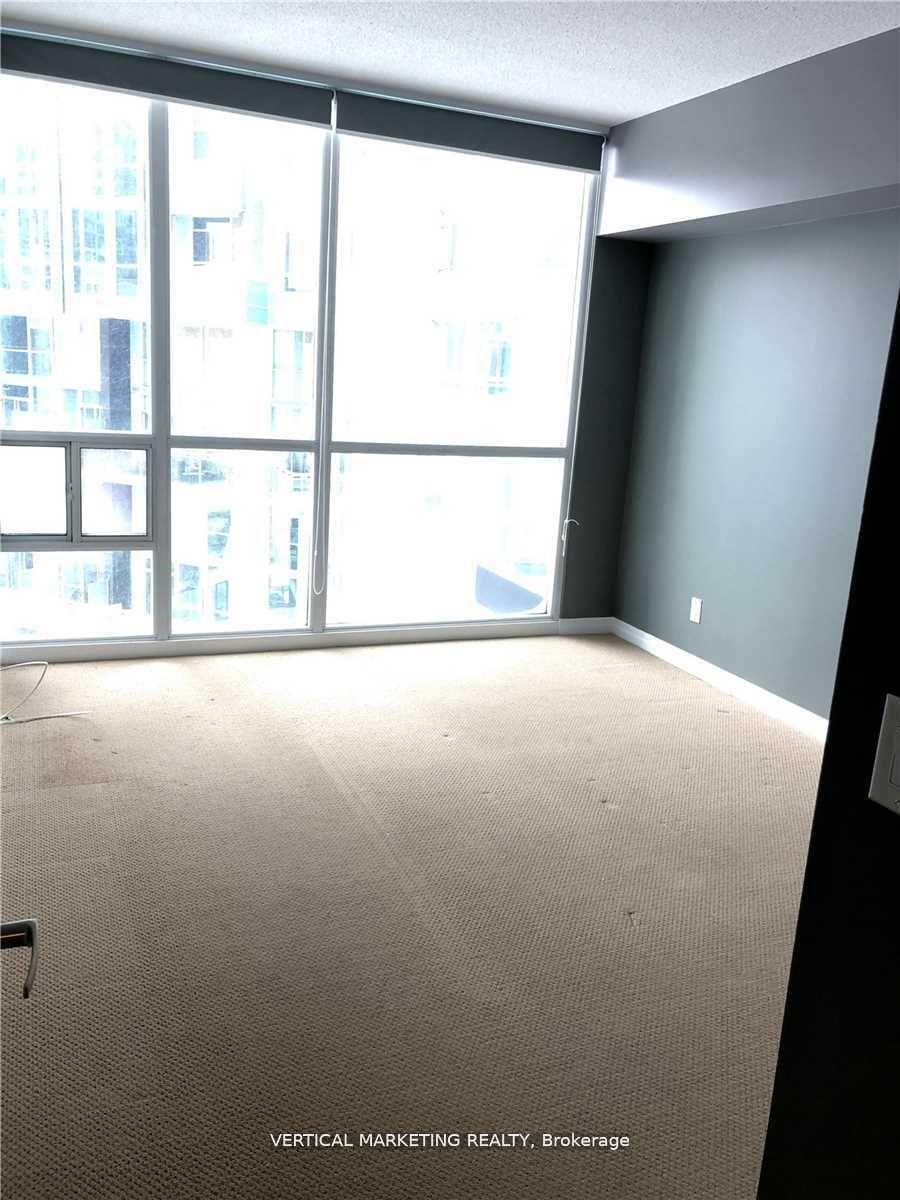 2 Bedrooms Condo at 223 Webb, Mississauga For sale